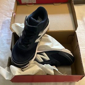 New balance boys 680v6 Bungee sneakers, size 4, NWT